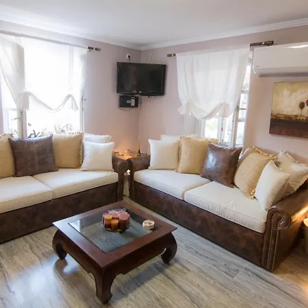 Hydrangea Apartment *
